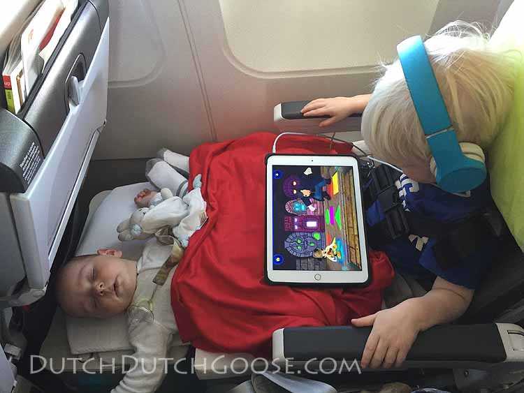 Можно ли игрушки в самолет. Приспособление для младенца в самолете. Чемодан кресло в самолет детский. Игрушки годовалому в самолет. Самолет для детей.