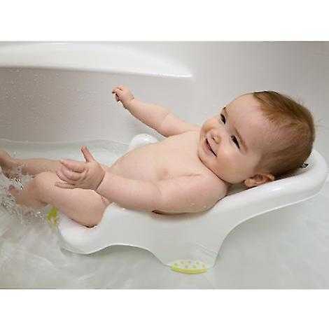 Как мыть новорождённых мальчика или девочку правильно, в том числе первый раз, как часто и чем, при какой температуре