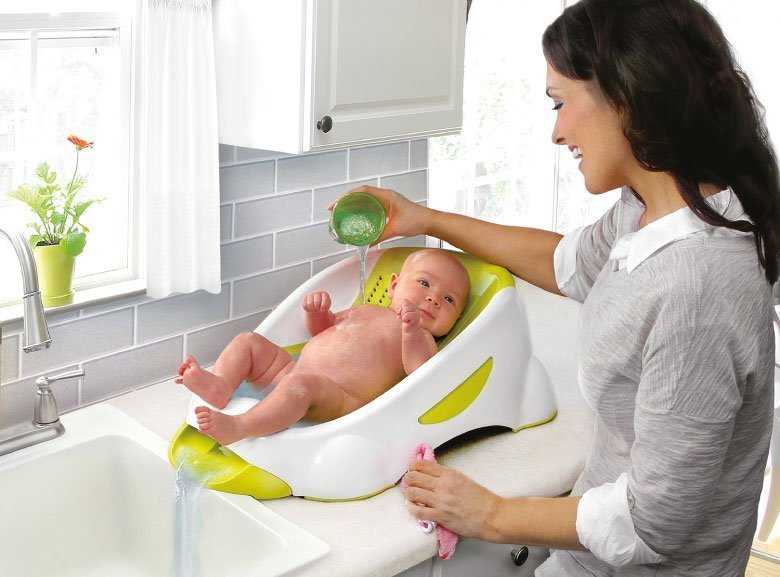 Первое купание новорожденного: правила, как купать с горкой и травяными отварами, особенности мытья ребенка