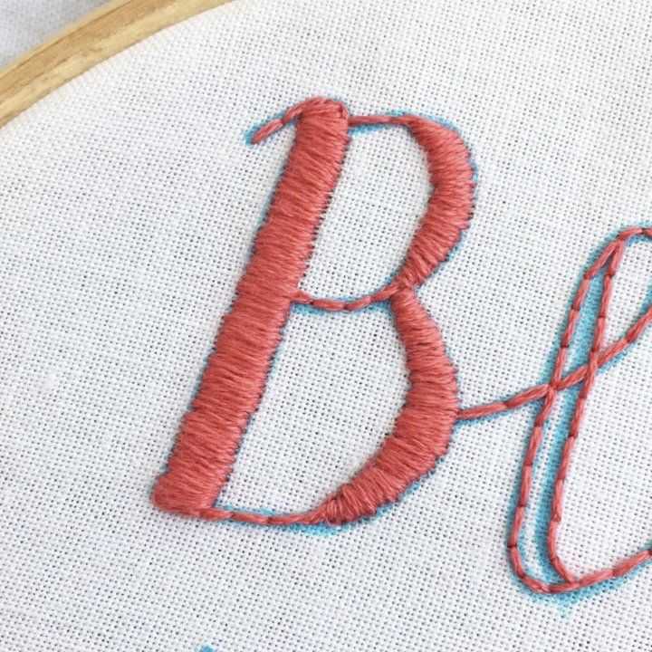 Техника вышивания букв. Вышивка стежками буквы. Шов для вышивания букв. Вышивание нитками на ткани. Буквы гладью.
