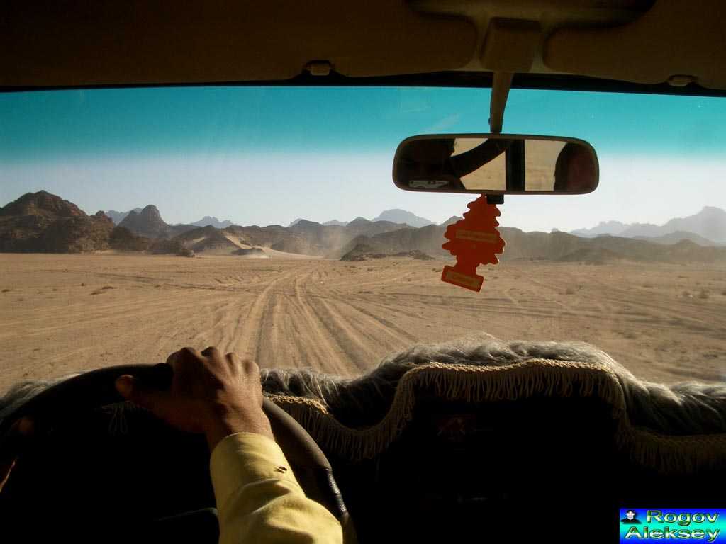 Долгая дорога в машине. Вид из машины на пустыню. Машина едет по пустыни. Пустыня от 1 лица. Пустыня вид от первого лица.