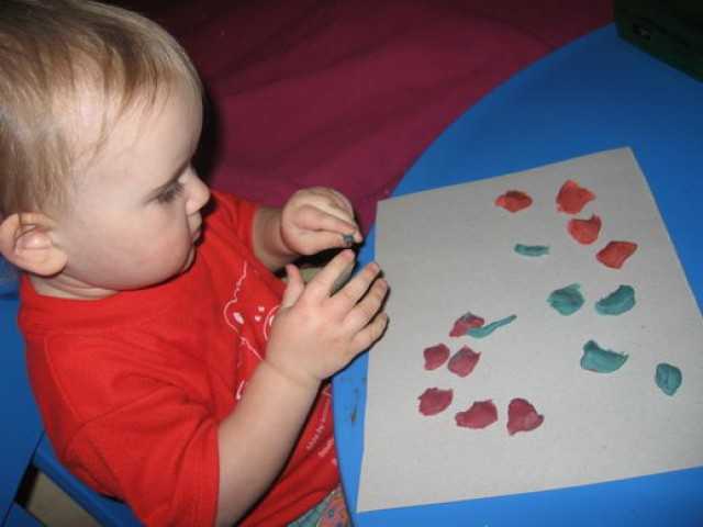 Раннее развитие: игры с пластилином для детей от 1 до 2 лет