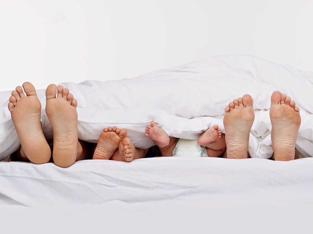 Приучаем ребёнка спать в своей кроватке: полезные советы психолога и 9 распространенных ошибок