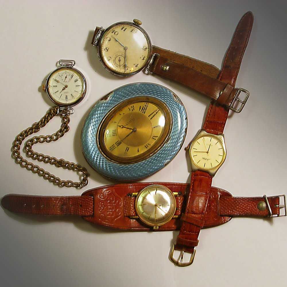 Старые женские часы. Старые наручные часы. Механические часы старинные. Старые ручные часы. Старые механические часы наручные.